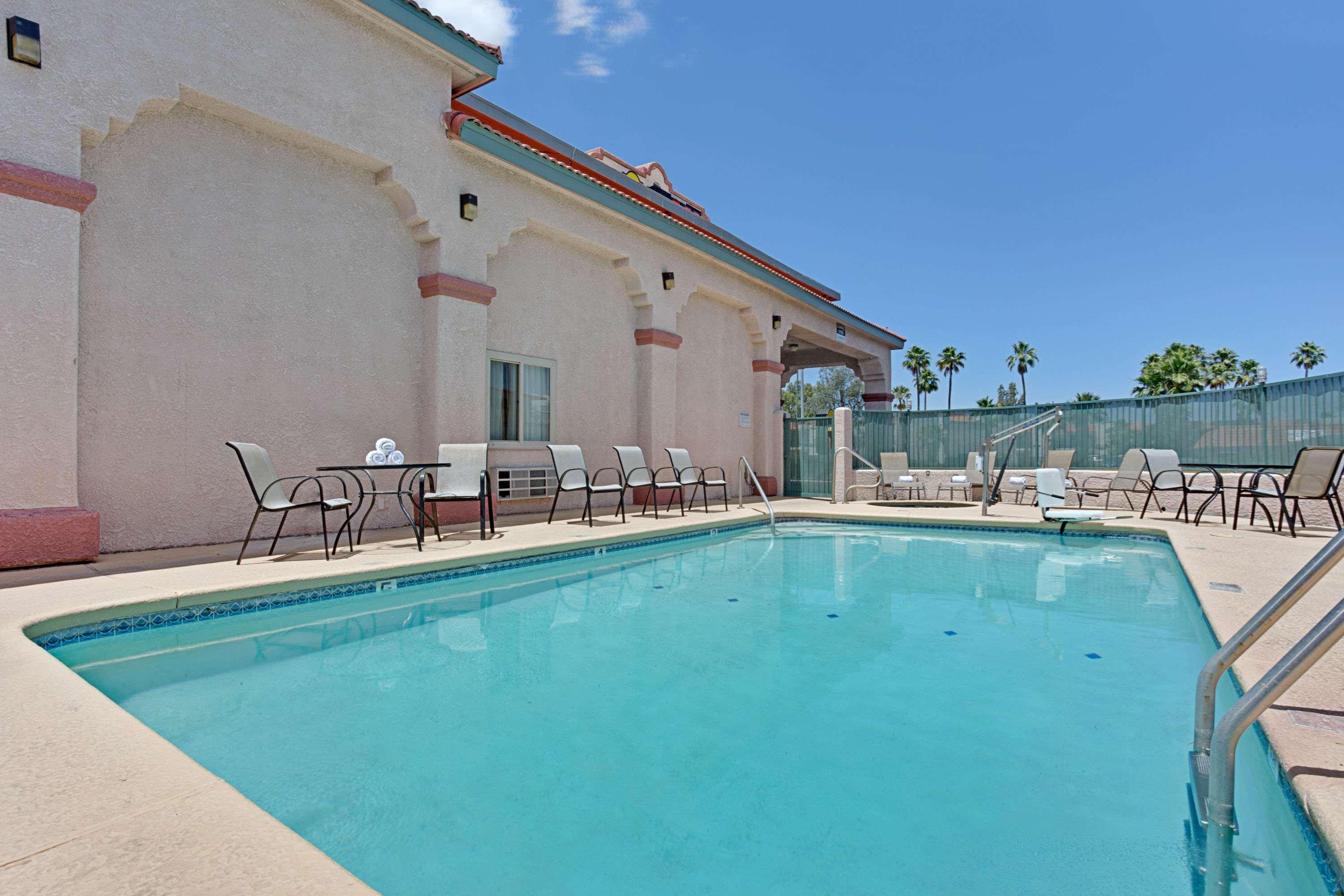 Отель Super 8 By Wyndham Tucson Downtown Convention Center Экстерьер фото